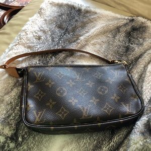 Louis Vuitton pouchette